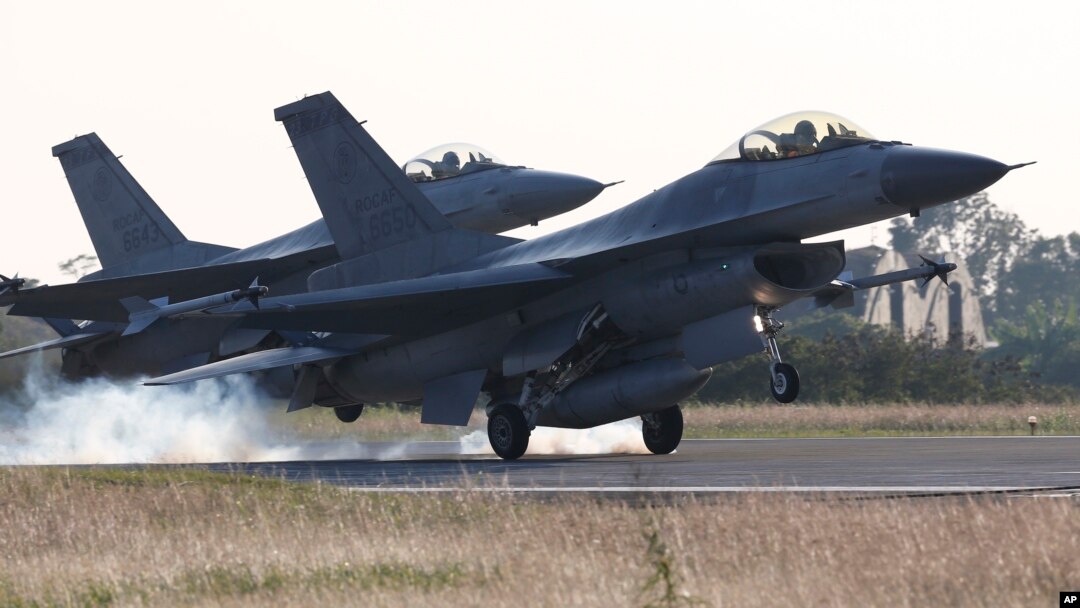 타이완 차이 공군기지에서 F-16 전투기 2대가 비상출격 훈련을 하고 있다. (자료사진)