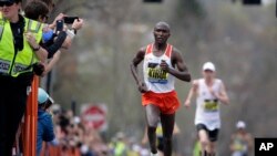 Geoffrey Kirui de Kenia ganó la 121ava Maratón de Boston en Brookline, Massachusetts. Abril 17, 2017.