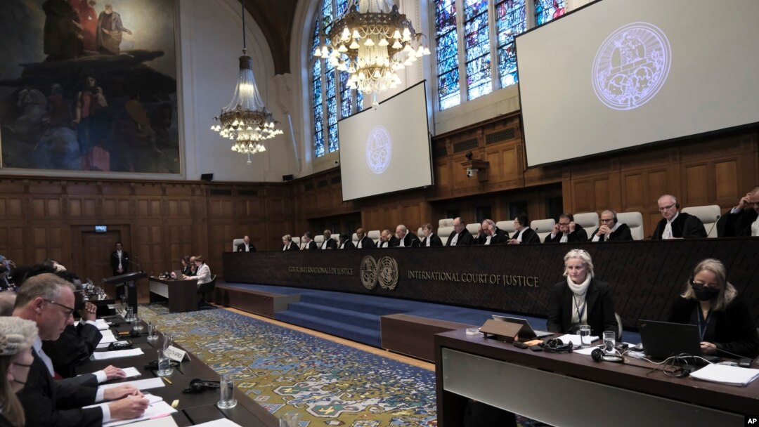 Pretres pred Međunarodnim suda pravde u Hagu (Foto: AP/Patrick Post)