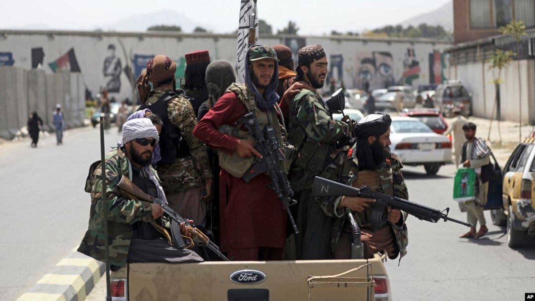 Talibanski borci patroliraju Kabulom 19. avgusta 2021. (Foto: AP)