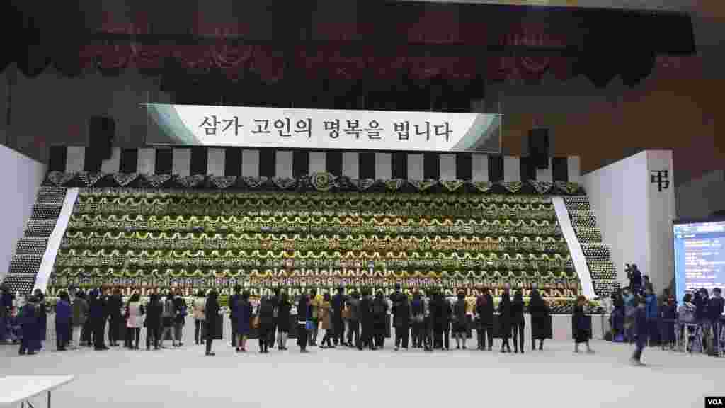 한국 세월호 침몰사고 희생자 조문들객들이 경기도 안산시에 마련된 임시 합동분향소를 찾았다.
