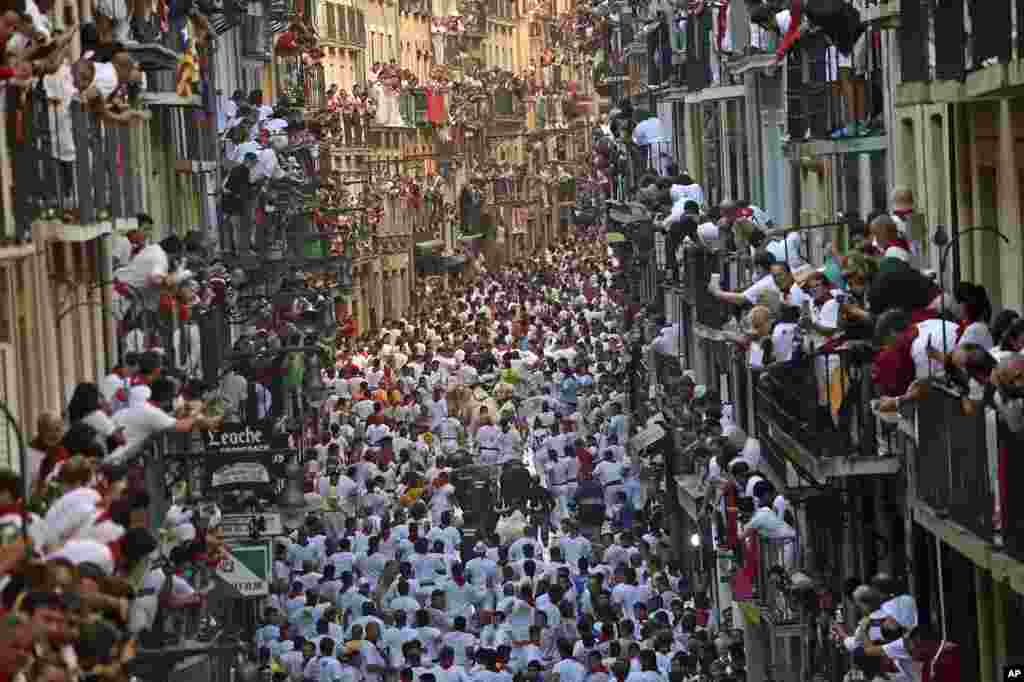 Ribuan warga berlari dalam festival tradisional San Fermin di Pamplona, Spanyol.