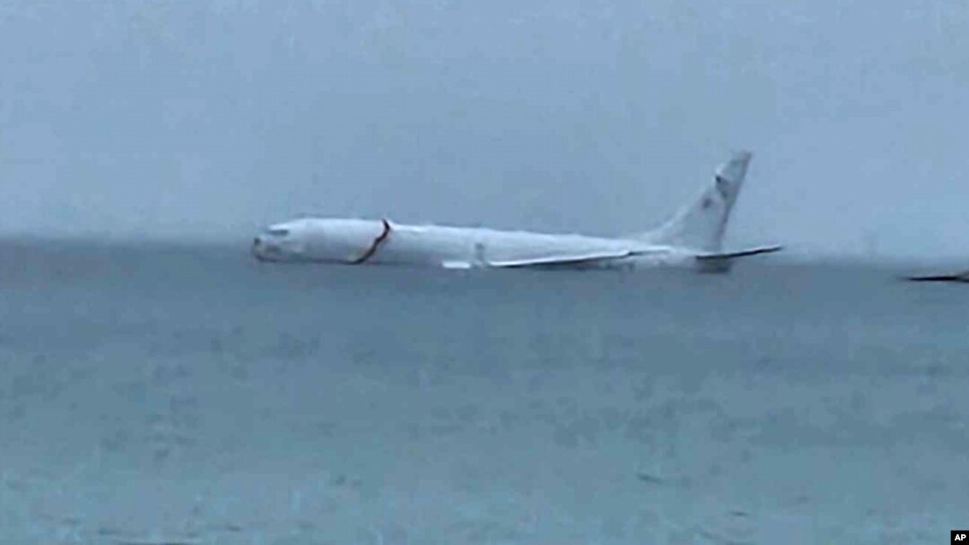 Avion američke mornarice u zalivu na Havajima (Foto: Diane Dircks via AP)