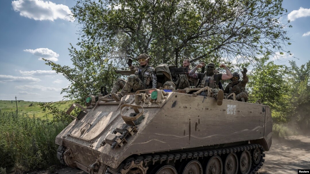 Ukrajinski vojnici voze oklopni transporter M113 u blizini linije fronta kod grada Bahmuta, Ukrajina, 9. jun, 2023. (Foto: REUTERS/Viacheslav Ratynskyi)