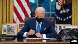 Arhiva - Predsednik SAD Džo Bajden u Ovalnom kabinetu u Beloj kući, 2. februara 2021. (Foto: SAUL LOEB / AFP)