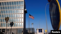 ARCHIVO: La bandera de Estados Unidos se ve en la Embajada en La Habana, Cuba, el 3 de marzo de 2022. REUTERS/Amanda Perobelli/File Photo