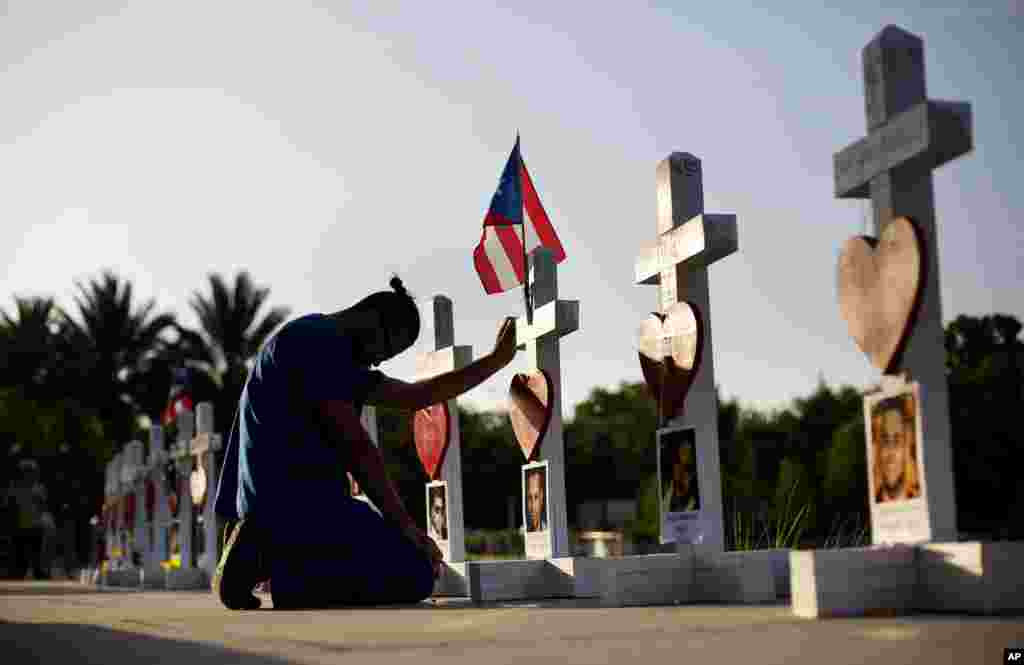 Ernesto Vergne berdoa bagi temannya, Xavier Emmanuel Serrano Rosado, dan para korban pembantaian di Orlando, Florida.