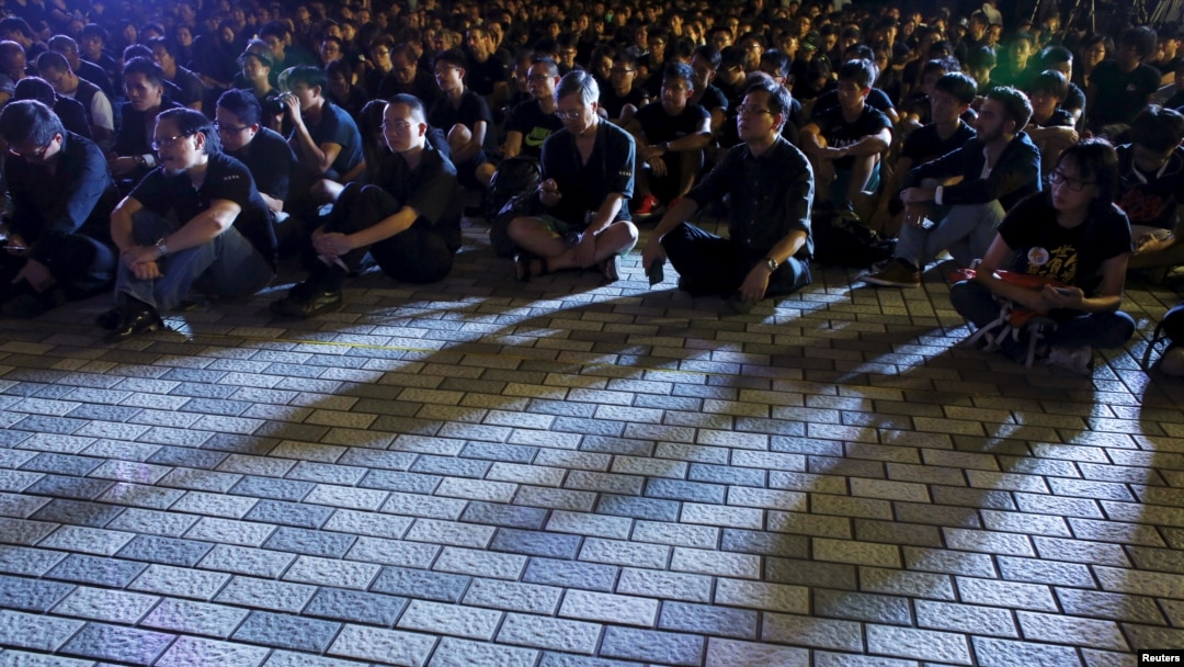 香港大學學生曾經在2015年舉行黑衣靜坐示威，抗議中國當局干預香港學術自由。（2015年10月9日）
