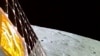 Esta imagen suministrada por la Organización de Investigación Espacial de la India (ISRO, por sus siglas en inglés) muestra la superficie de la Luna mientras la sonda espacial Chandrayaan-3 se prepara para aterrizar el 23 de agosto de 2023. 