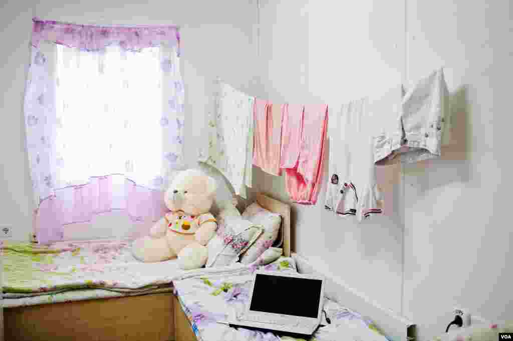 The bedroom nook of the Wadjukhs’ 14-year-old daughter. (V. Undritz for VOA)