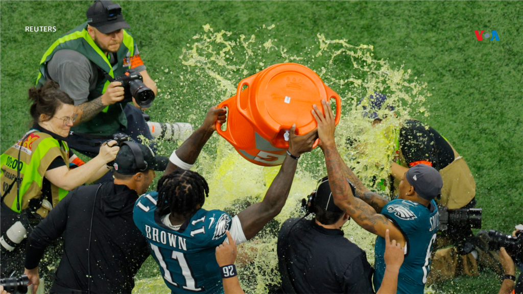 A.J. Brown y DeVonta Smith vierten Gatorade sobre el entrenador Nick Sirianni durante el Súper Bowl, donde el equipo de Filadelfia se llevó el título de campeón. 