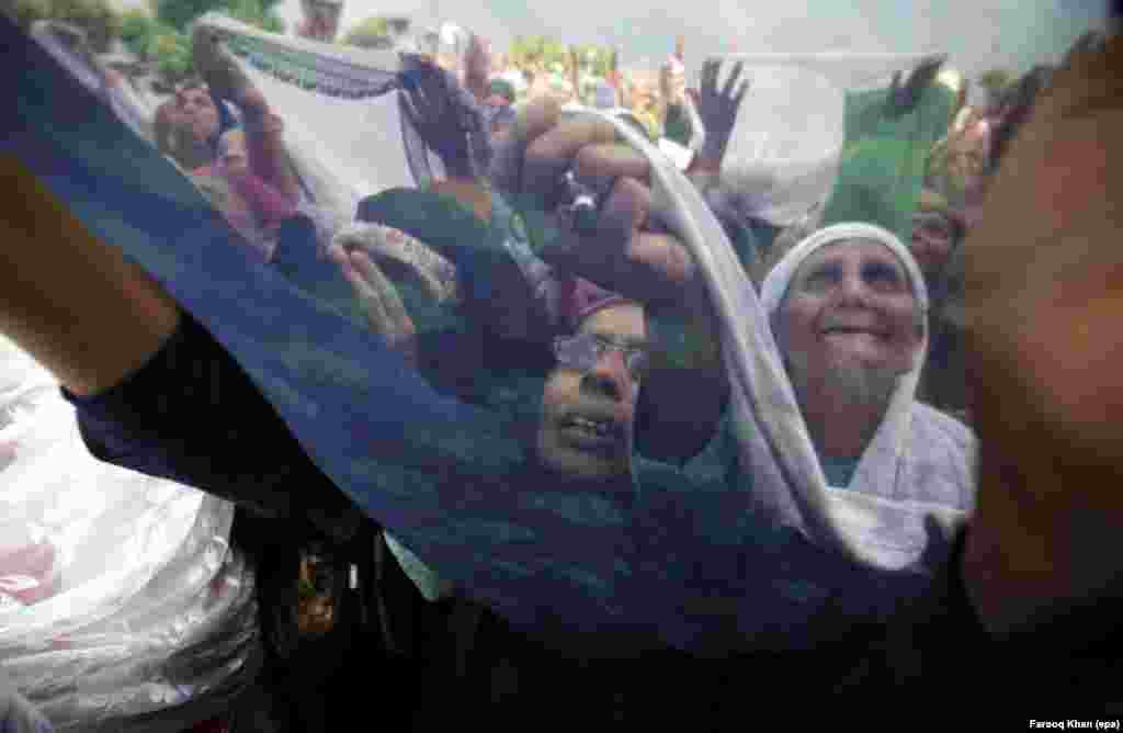 Para perempuan Muslim Kashmir memanjatkan doa saat Imam setempat menunjukkan yang dipercaya sebagai janggut Nabi Mohammad di kuil Hazratbal, Srinagar, Kashmir.