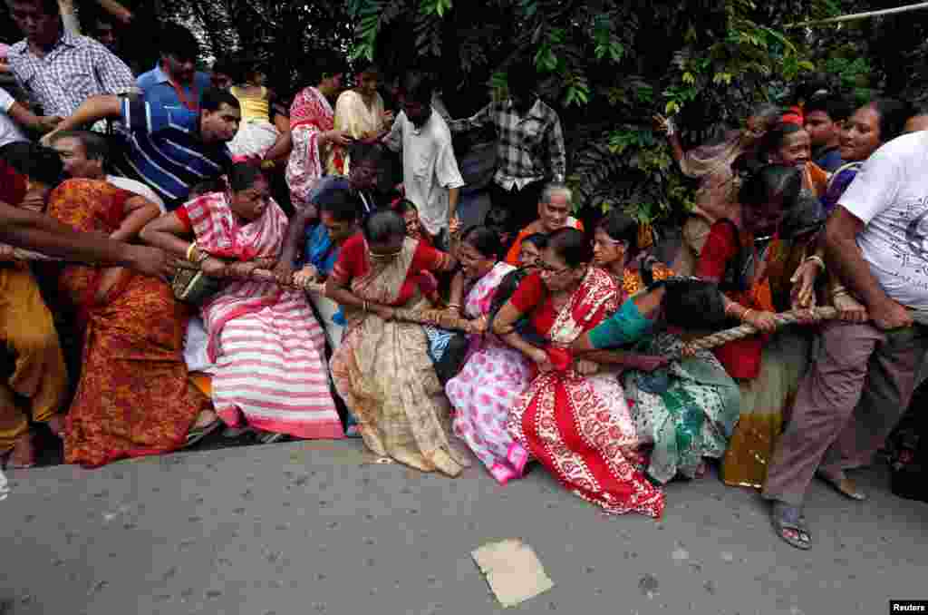 Warga Hindu India menarik sebuah kereta, saat memperingati festival keagamaan Rath Yatra, di Kolkata, India.