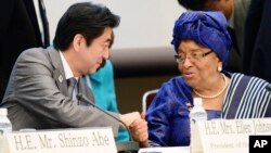 Primeiro-ministro japonês Shinzo Abe cumprimenta presidente liberiana Ellen Johnson Sirleaf 