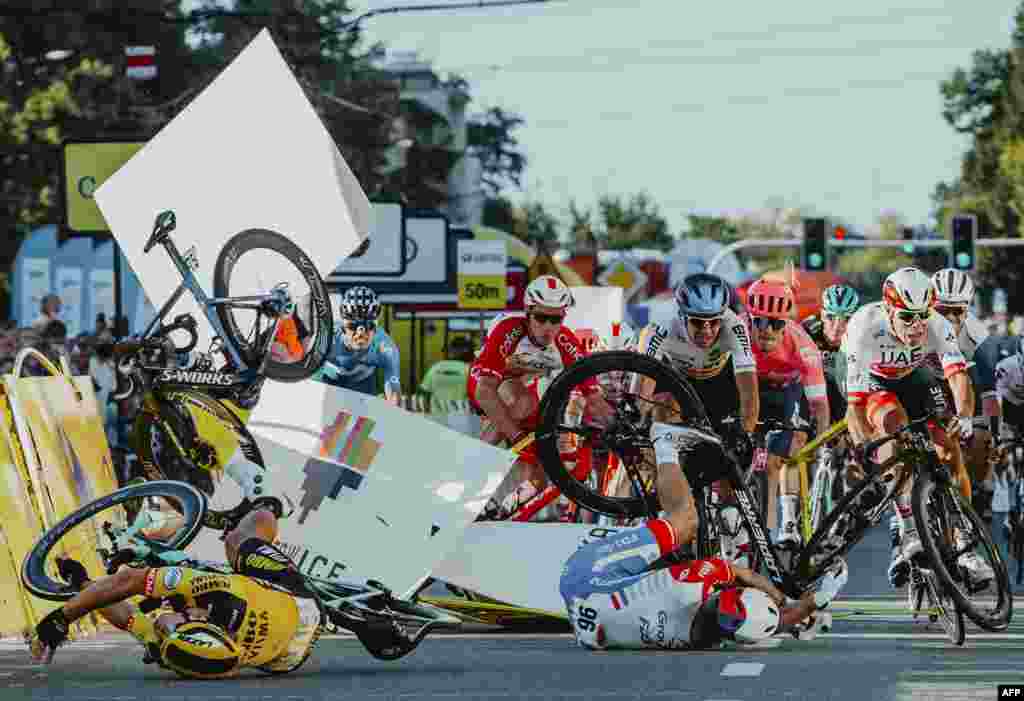 Dutch cyclist Fabio Jakobsen's bicycle (behind, L) collides with Dylan Groenewegen (on the ground, L) during the opening stage of the Tour of Poland race in Katowice, southern Poland, Aug. 5, 2020.