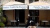 Una mujer con una mascarilla protectora camina a su perro en la Piazza Navona, en Roma, mientras los italianos as Italia permanece confinada para prevenir la propagación de la enfermedad del coronavirus, la COVID-19). Sábado 4 de abril de 2020.