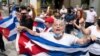 Cubanos residentes en Costa Rica se manifiestan frente a la embajada de Estados Unidos en San José, el 13 de julio de 2021 pidiendo una intervención militar y humanitaria en Cuba.