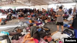 Migrantes descansan en un campamento en San Pedro Tapanatepec, México, el 13 de noviembre de 2022. REUTERS/José de Jesús Cortés