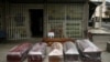 Una funeraria exhibe sus ataúdes durante el peor momento de la pandemia de COVID-19 en Ecuador en abril de 2020.