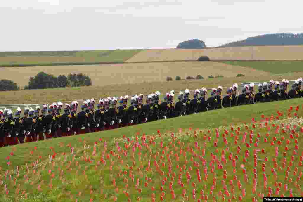 Siswa akademi militer Saint Cyr tampak baris berbaris sehari sebelum dilakukannya upacara yang menandakan peringatan seratus tahun Pertempuran Somme di monumen Thiepval, di daerah Thiepval, dekat kota Amiens, Perancis bagian utara.