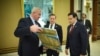 El canciller ucraniano Andrii Sybiha sostiene un ícono religioso mientras habla con el Secretario de Estado de EEUU, Marco Rubio, y el Asesor de Seguridad Nacional, Mike Waltz, en Yeda, Arabia Saudita, el 11 de marzo de 2025. (Oficina de Prensa Presidencial)