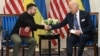 Volodimir Zelenski i Džo Bajden tokom sastanka u Parizu (AFP/SAUL LOEB)