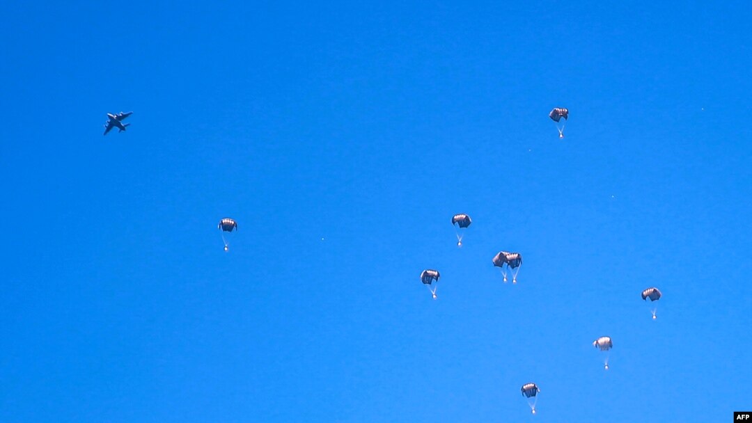包括美軍在內的多國部隊3月5日向加沙北部的巴勒斯坦人空投人道救援物資。
