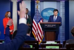 El secretario de Transporte de EE. UU., Pete Buttigieg, habla a periodistas durante una rueda de prensa en la Casa Blanca, en Washington, el miércoles 12 de mayo de 2021.