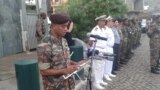 방글라데시 수도 다카의 22층 건물에서 화재가 발생한 후 소방관이 시민을 구조하고 있다. 이 화재로 인해 25명이 사망했다.&nbsp;