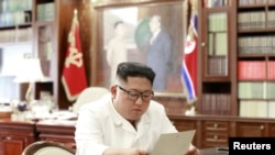 김정은 북한 국무위원장이 트럼프 대통령의 친서를 읽고 있는 모습을 조선중앙통신이 보도했다.