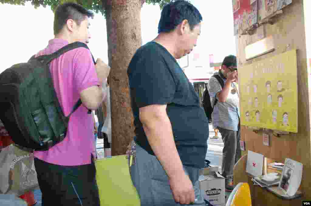 陸肆.廿五街頭小展覽吸引中國自由行旅客參觀
