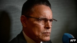 將在巴拿馬當選總統穆里諾的政府擔任安全部長的阿夫雷戈在介紹內閣的記者會期間與媒體交談。 (2024年5月16日)