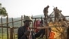 Watu walioondolewa katika msitu wa Maasai Mau Kenya wajenga vibanda muda nje ya hifadhi ya msitu huo.