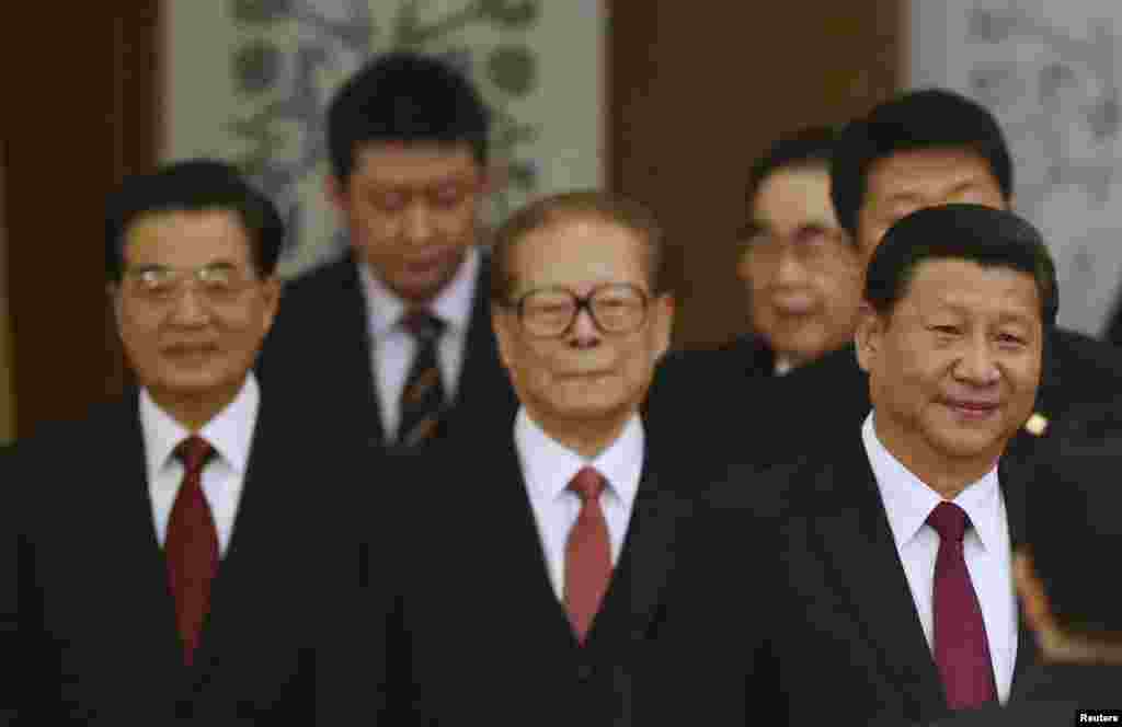中国主席习近平和退休领导人江泽民、胡锦涛、李鹏走进国庆65周年招待会会场(2014年9月30日)