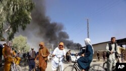 Una columna de humo se observa después de combates entre el Talibán y las fuerzas del gobierno afgano en Kandahar, en el sur de Afganistán, el 12 de agosto de 2001.