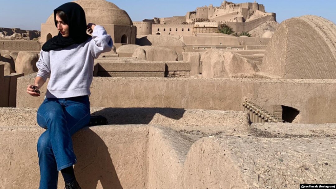 چچیلیا سالا، روزنامه‌نگار ایتالیایی بازداشت‌شده توسط پلیس تهران؛ محل عکس: ارگ تاریخی بم.