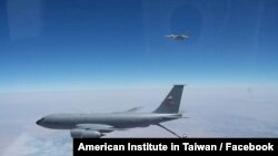 미국 애리조나주 루크 공군기지에서 타이완 조종사가 탑승한 F-16 전투기가 미 공군기와 공중급유훈련을 하는 사진을 27일 미국재타이완협회(AIT)가 페이스북에 공개했다.