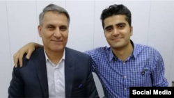 تصویری از منوچهر بختیاری (سمت چپ) در کنار فرزند خود پویا بختیاری که در اعتراضات آبان سال ۹۸ کشته شد. 