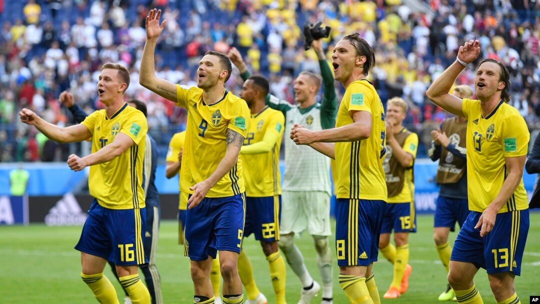 Reprezentativci Švedske slave pobednički gol protiv Švajcarske (Foto: AP/Martin Meissner) 