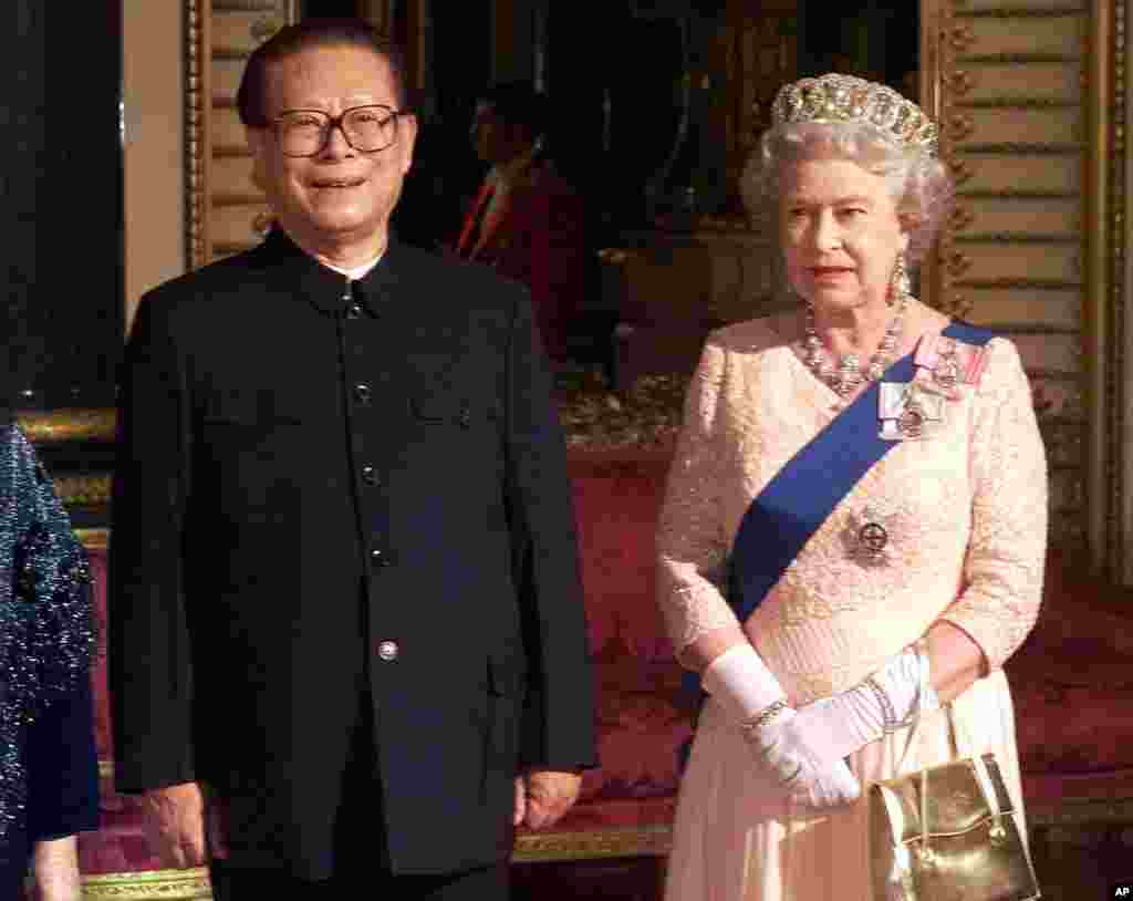 1999年10月19日,英国女王伊丽莎白二世在白金汉宫为中国主席江泽民举行国宴,两人在国宴前合影。这是首次有一位中国元首访问英国。 10月21日在中国大使馆举行的晚会上, 江泽民邀请英国女议长一起合唱“当我们年轻的时候”。这是一首20世纪30年代脍炙人口的电影插曲。当时的中国驻英国大使后来回忆说,英国副首相普雷斯考特和希思提议,所有英国客人共同为江主席献唱一首歌。在女议长的指挥下,全场英国客人起立,齐声唱起传统英国民歌《因为他是个好伙伴》(As He Is A Jolly Good Fellow) 。
