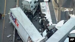 Imagen de video provista por KDKA TV muestra el lugar de un choque múltiple vehicular en la autopista Pennsylvania Turnpike, cerca de Greensburg, Pensilvania. Enero 5, 2020. (KDKA TV via AP)