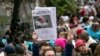 Los fieles en Buenos Aires acuden a una misa al aire libre en la la parroquia Virgen de los Milagros de Caacupé para defender al papa Francisco de las críticas del candidato presidencial Javier Milei, el 5 de septiembre de 2023.
