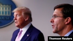 ARCHIVO - El presidente Trump (izq.) y el secretario de Defensa, Mark Esper, durante una rueda de prensa en la Casa Blanca.