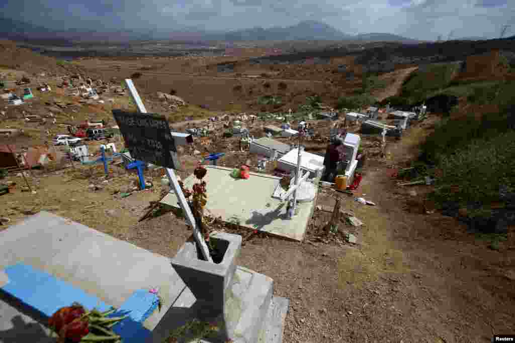 Una vista general del cementerio No. 12 en Tijuana, México, donde las muertes por coronavirus aumentaron en mayo.