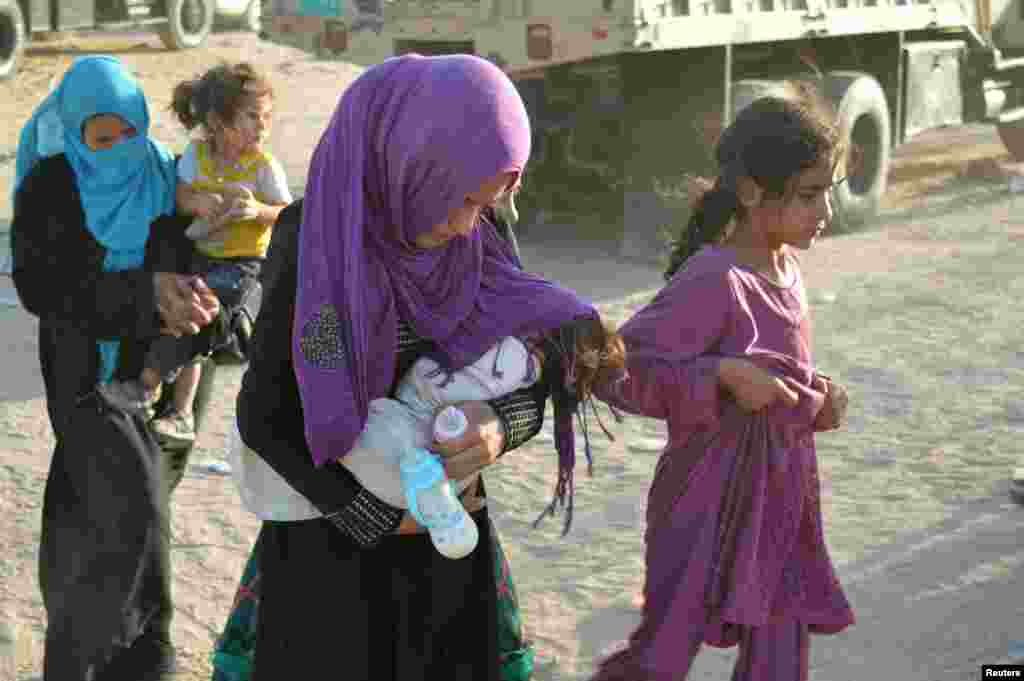Warga Irak yang mengungsi untuk menghindari kekejaman ISIS berada di kawasan al-Tharthar, barat laut Baghdad.