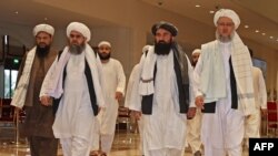 Viongozi wa Taliban wakiingia ukumbi wa mazungumzo katika hoteli mjini Doha, Qatar Aug 12 2021