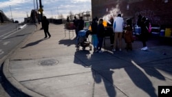 Sirven sopa caliente frente a un refugio para inmigrantes en el vecindario de Pilsen en Chicago, el martes 19 de diciembre de 2023.