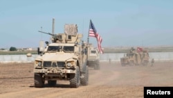 El presidente Donald Trump defendió el lunes 7 de octubre de 2019 la decisión de su administración de retirar las tropas estadounidenses del norte de Siria, diciendo que era demasiado costoso seguir apoyando a las fuerzas lideradas por los kurdos aliados de EE.UU.