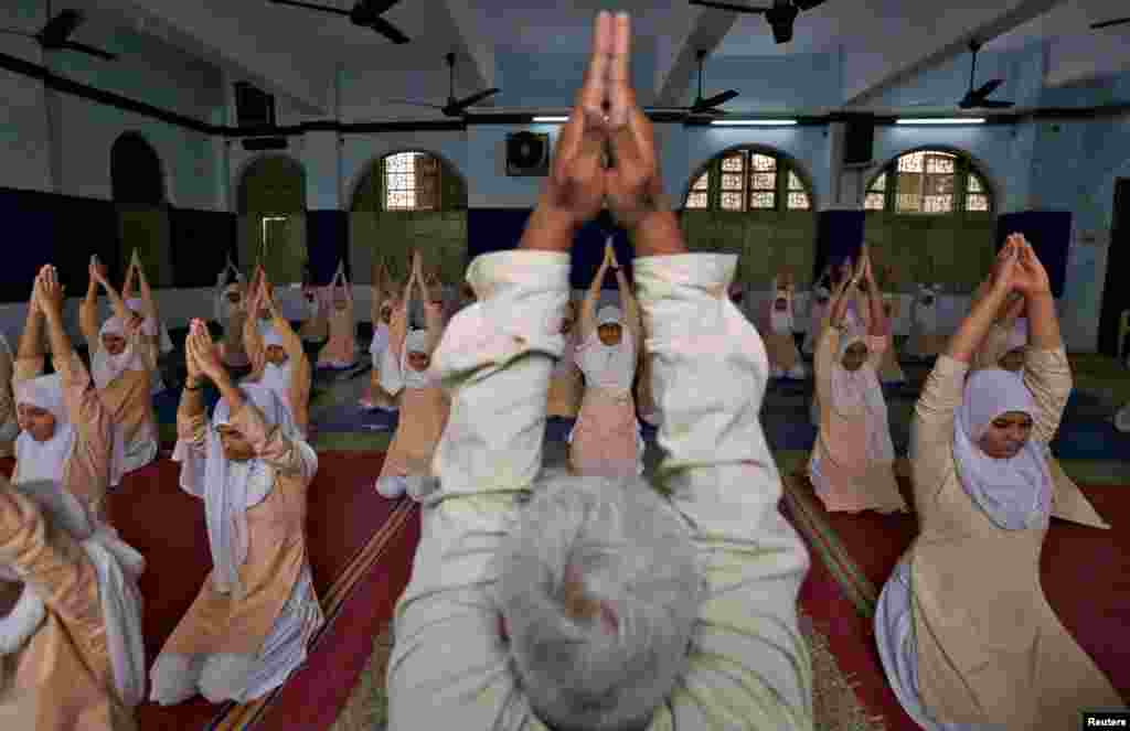 Perempuan Muslim India mengikuti pelajaran yoga di sebuah sekolah di Ahmedabad, India.