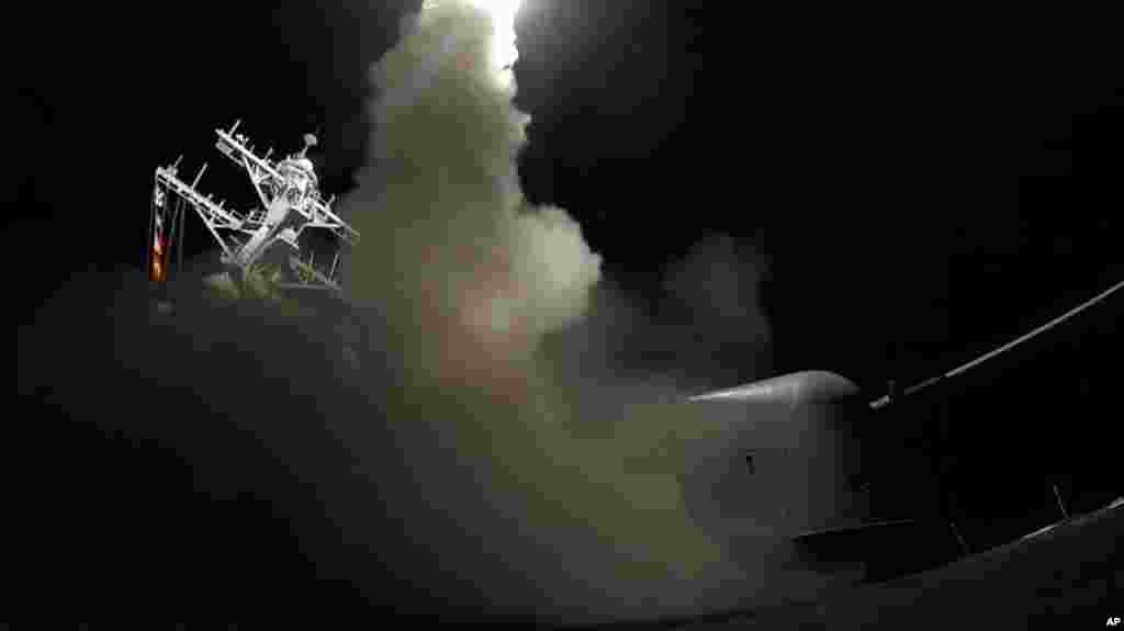 Lokacin da Jirgin sojin ruwan Amurka dake tekun Meditareniya mai suna USS Ross (DDG 71) ya harba makamai masu linzami . Afrilu 7, 2017